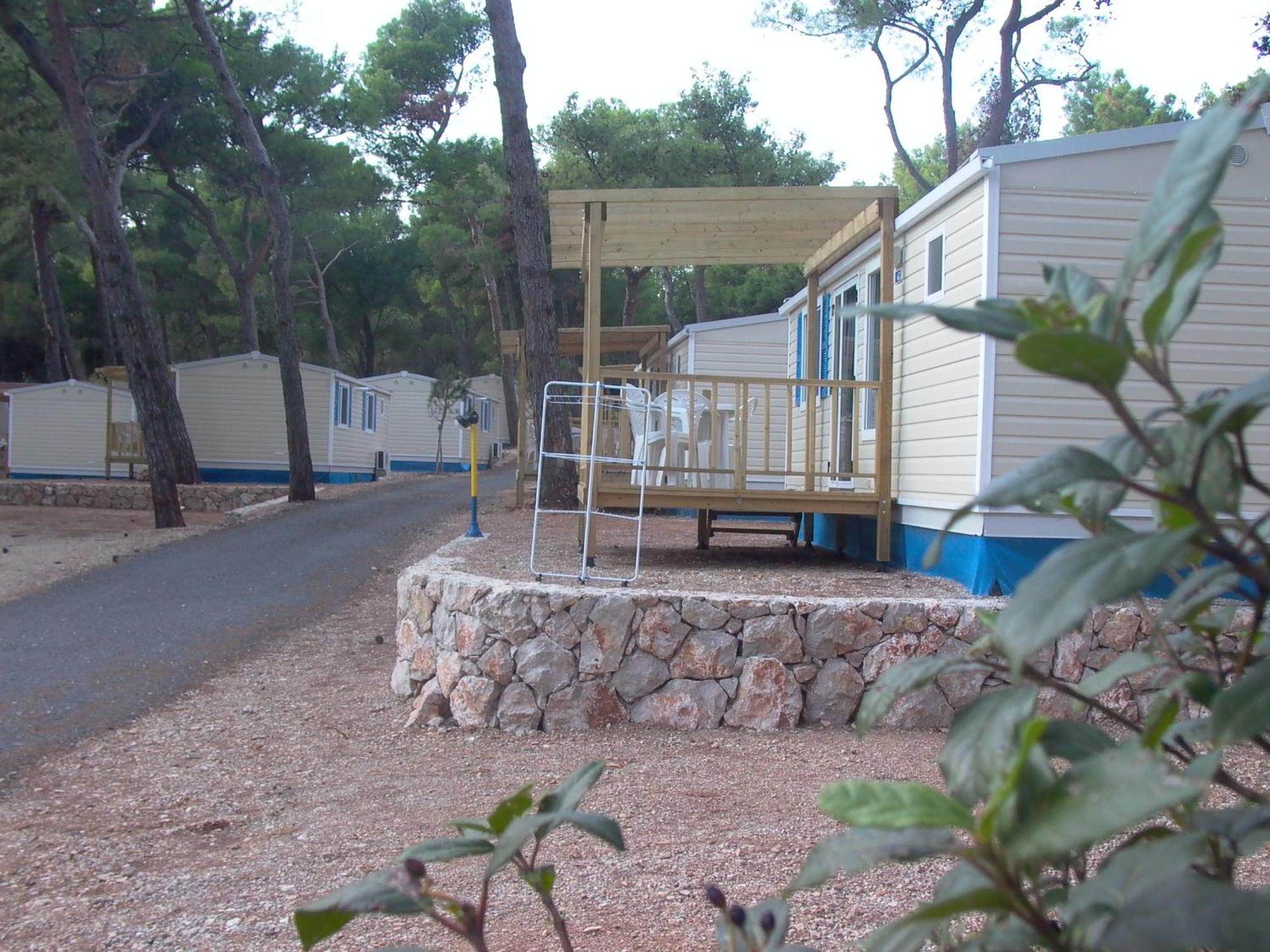 מאלי לוסיניי Camping Village Poljana מראה חיצוני תמונה