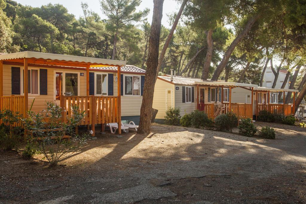 מאלי לוסיניי Camping Village Poljana מראה חיצוני תמונה